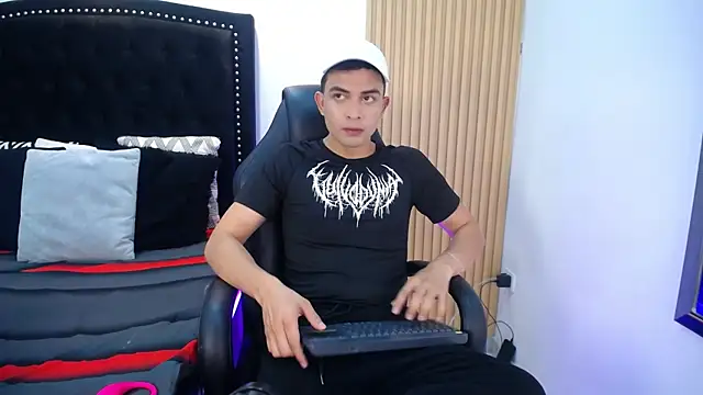 NewYoungHot online show from April 22, 2026, 8:37 pm