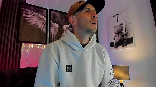 Snapshot of Milanwhite_ chatting on February 25, 2026, 11:32 am Milanwhite online show from February 25, 2026, 11:32 am