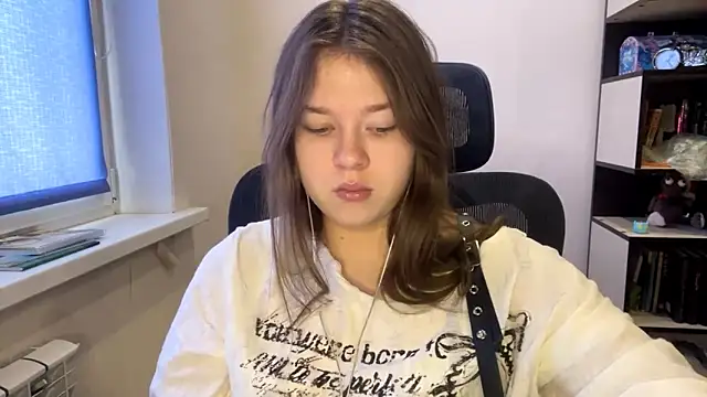 TomikoPfau online show from March 2, 2026, 7:37 am