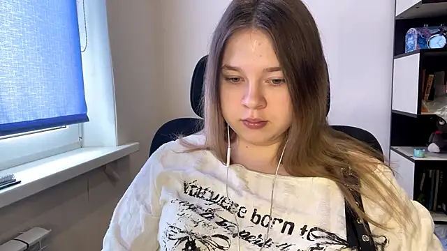 TomikoPfau online show from March 25, 2026, 7:41 am