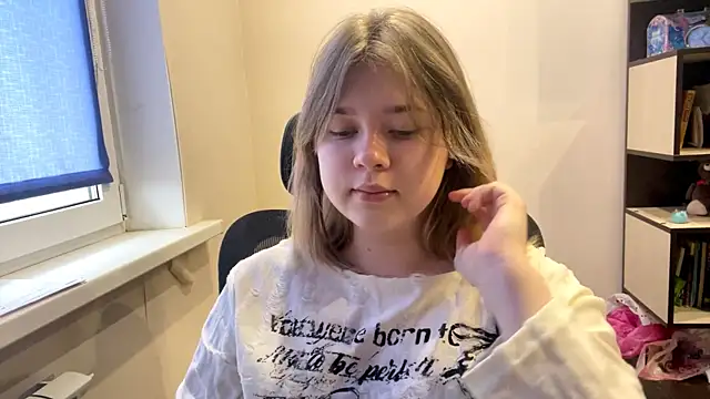 TomikoPfau online show from April 12, 2026, 5:11 am