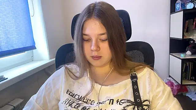 TomikoPfau online show from March 19, 2026, 10:15 am