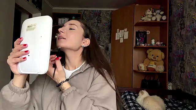 Snapshot of poly_princess chatting on April 3, 2026, 8:21 am poly princess online show from April 3, 2026, 8:21 am