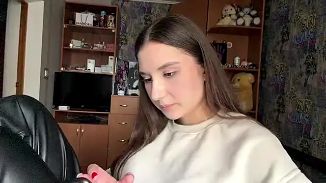 Snapshot of poly_princess chatting on April 9, 2026, 12:00 pm poly princess online show from April 9, 2026, 12:00 pm