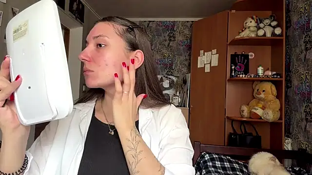 Snapshot of poly_princess chatting on April 16, 2026, 12:17 pm poly princess online show from April 16, 2026, 12:17 pm