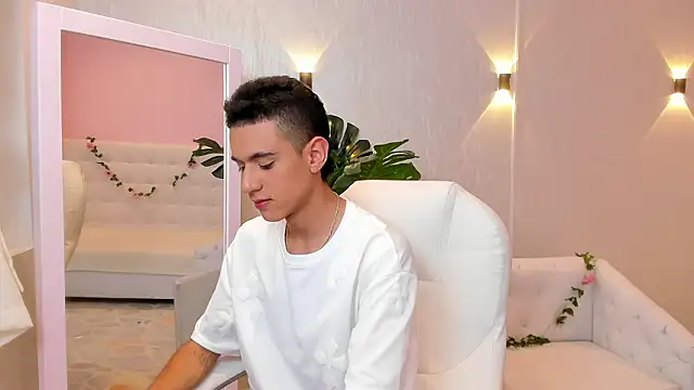 Snapshot of dominicjonnes chatting on February 25, 2026, 6:30 pm dominicjonnes online show from February 25, 2026, 6:30 pm