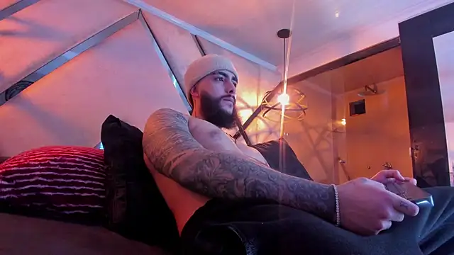 SantiagoHincapiie online show from March 6, 2026, 4:18 am