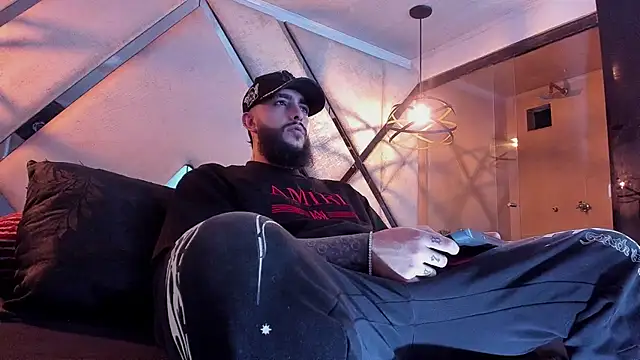 Snapshot of SantiagoHincapiie chatting on March 1, 2026, 4:12 am SantiagoHincapiie online show from March 1, 2026, 4:12 am