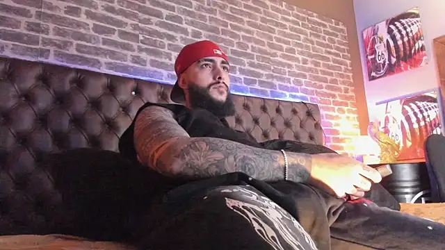 SantiagoHincapiie online show from March 9, 2026, 8:56 pm