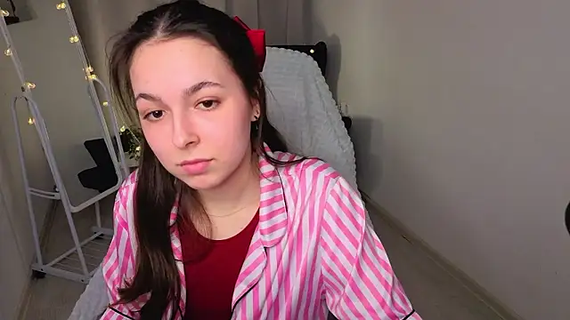 Snapshot of BellaThery chatting on February 20, 2026, 1:35 pm BellaThery online show from February 20, 2026, 1:35 pm