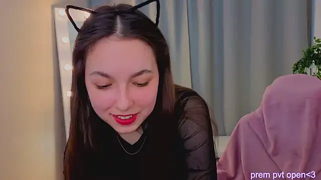 Snapshot of BellaThery chatting on March 3, 2026, 9:27 am BellaThery online show from March 3, 2026, 9:27 am