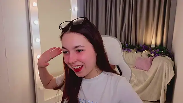 Snapshot of BellaThery chatting on March 21, 2026, 5:19 am BellaThery online show from March 21, 2026, 5:19 am