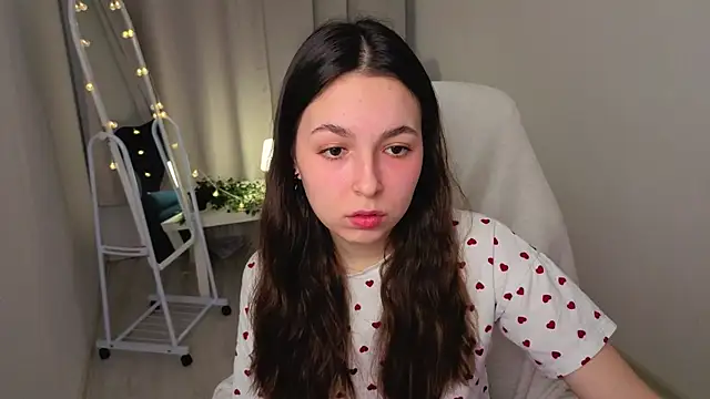 Snapshot of BellaThery chatting on February 22, 2026, 5:43 am BellaThery online show from February 22, 2026, 5:43 am