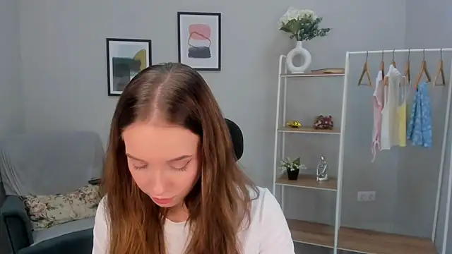 Nina Crown online show from March 23, 2026, 1:33 pm