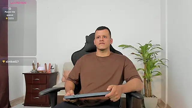 Snapshot of Alex_towerss chatting on February 27, 2026, 8:19 pm Alex towerss online show from February 27, 2026, 8:19 pm