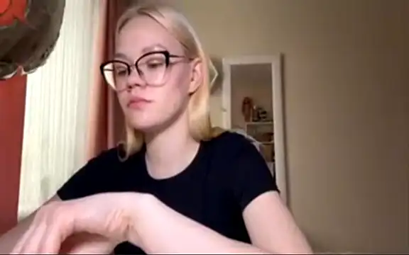 MiaCashe online show from April 10, 2026, 1:18 pm