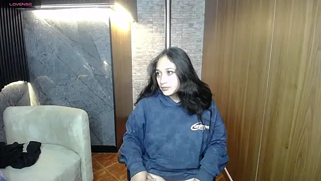 Aura cute  online show from April 12, 2026, 3:43 am