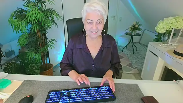 LovelyHelena online show from October 19, 2025, 7:33 am