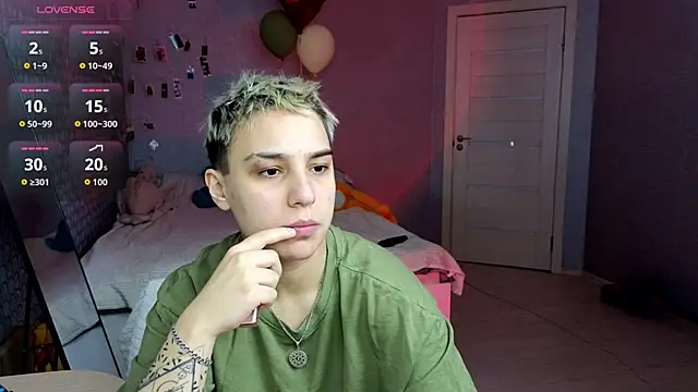 LuxuryLoverss online show from April 14, 2026, 11:15 am