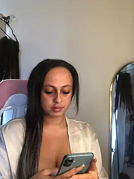 Snapshot of mayawesttt chatting on March 6, 2026, 12:44 pm mayawesttt online show from March 6, 2026, 12:44 pm