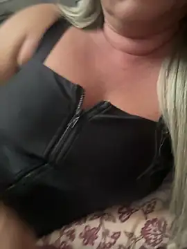 Nanda loiragostosa online show from April 2, 2026, 10:49 pm