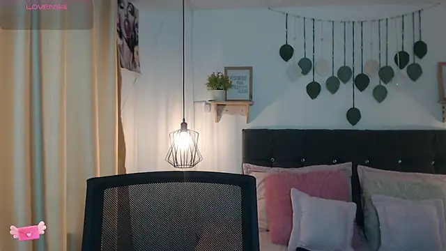 Emma hassani online show from March 28, 2026, 2:29 pm