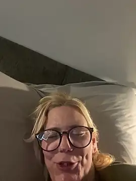 Snapshot of Amelie_BlondeXX chatting on March 1, 2026, 11:54 am Amelie BlondeXX online show from March 1, 2026, 11:54 am