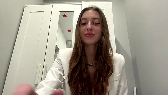 selena favn online show from March 19, 2026, 1:05 am