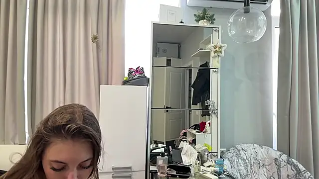 selena favn online show from June 25, 2026, 5:12 am