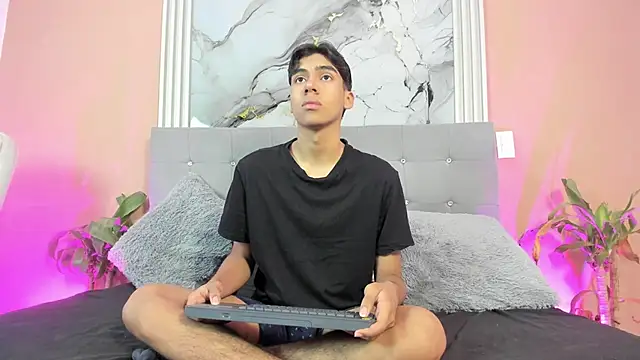 Snapshot of Eros_Lux chatting on April 1, 2026, 12:17 pm Eros Lux online show from April 1, 2026, 12:17 pm