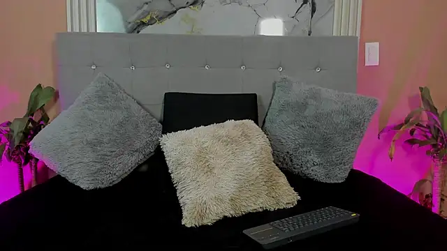 Snapshot of Eros_Lux chatting on April 9, 2026, 12:11 pm Eros Lux online show from April 9, 2026, 12:11 pm