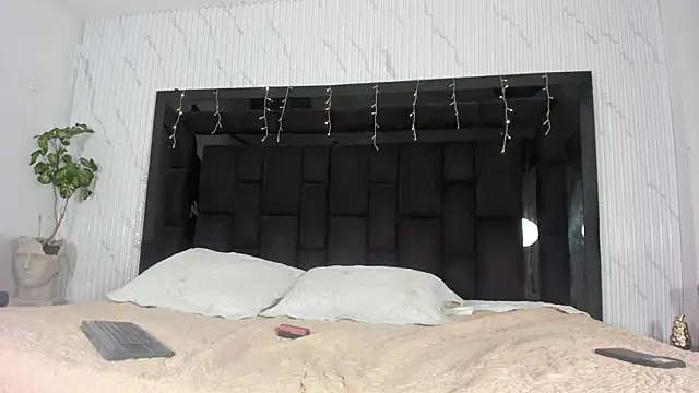 DylanRoyce  online show from April 15, 2026, 1:04 pm