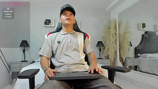 Snapshot of DylanRoyce_ chatting on May 28, 2026, 12:55 pm DylanRoyce online show from May 28, 2026, 12:55 pm