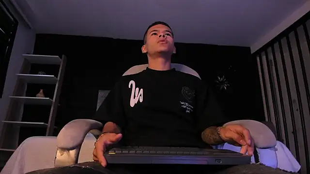 DylanRoyce  online show from April 14, 2026, 12:21 pm