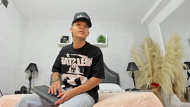 Snapshot of DylanRoyce_ chatting on June 1, 2026, 12:49 pm DylanRoyce online show from June 1, 2026, 12:49 pm