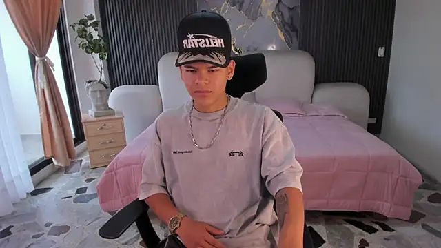 Snapshot of DylanRoyce_ chatting on April 27, 2026, 12:58 pm DylanRoyce online show from April 27, 2026, 12:58 pm