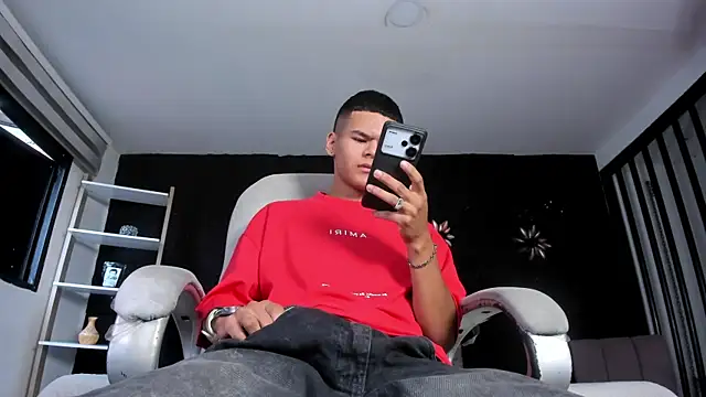 DylanRoyce  online show from April 9, 2026, 12:55 pm