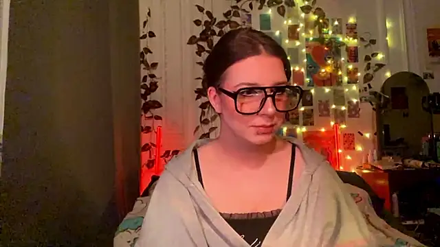 Snapshot of moonvampiq chatting on February 24, 2026, 8:31 pm moonvampiq online show from February 24, 2026, 8:31 pm