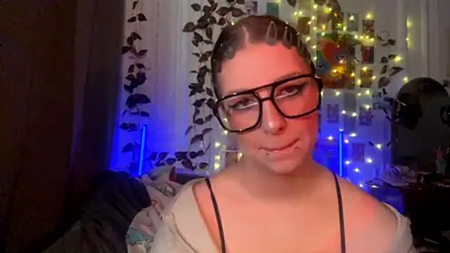 Snapshot of moonvampiq chatting on March 1, 2026, 3:23 pm moonvampiq online show from March 1, 2026, 3:23 pm