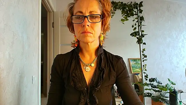 LioraWeiss online show from July 25, 2026, 6:32 am