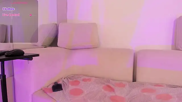 sophia walkett  online show from March 19, 2026, 2:06 pm