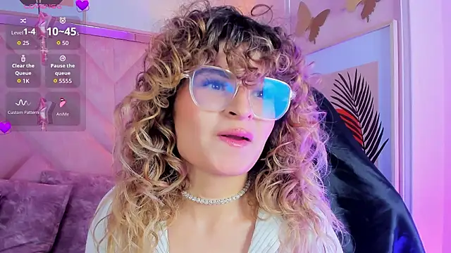 Snapshot of emilyjonesss_ chatting on March 2, 2026, 8:05 pm emilyjonesss online show from March 2, 2026, 8:05 pm