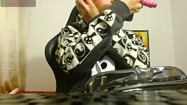 Snapshot of Divinejewel69 chatting on April 13, 2026, 8:18 am Divinejewel69 online show from April 13, 2026, 8:18 am