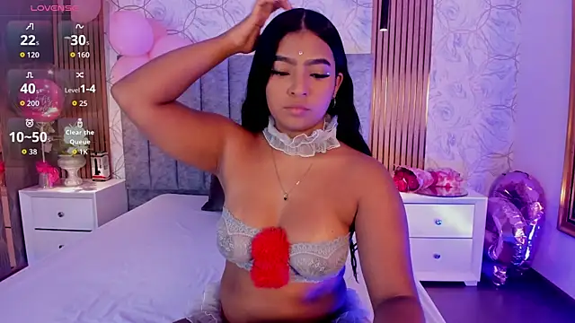 SofiiCruz online show from August 3, 2026, 8:04 pm