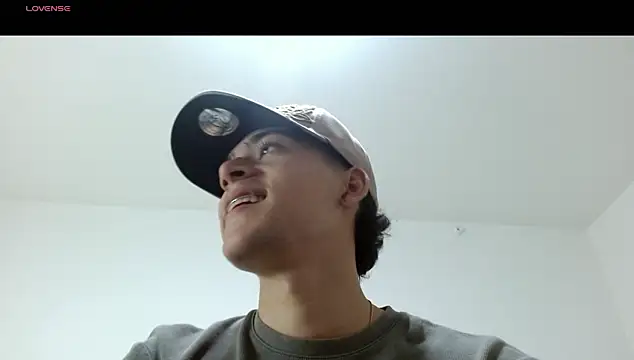 Snapshot of oliver___saint chatting on March 7, 2026, 12:06 am oliver saint online show from March 7, 2026, 12:06 am