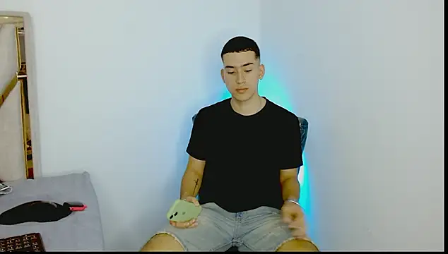 Snapshot of oliver___saint chatting on March 14, 2026, 11:33 pm oliver saint online show from March 14, 2026, 11:33 pm