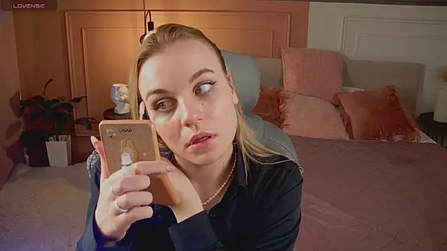 Glow Margo online show from April 11, 2026, 1:02 am