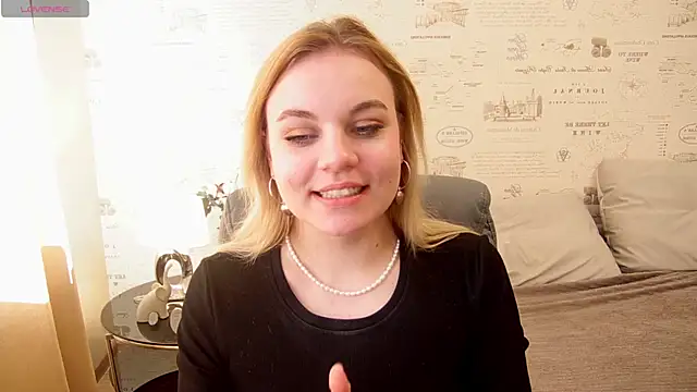 Snapshot of Glow_Margo chatting on June 2, 2026, 1:05 am Glow Margo online show from June 2, 2026, 1:05 am