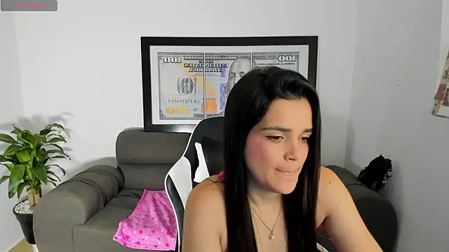 Snapshot of LucianaMoreaux chatting on March 1, 2026, 10:10 pm LucianaMoreaux online show from March 1, 2026, 10:10 pm