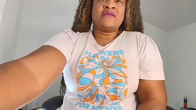 Snapshot of luxy_benet chatting on March 20, 2026, 8:15 am luxy benet online show from March 20, 2026, 8:15 am